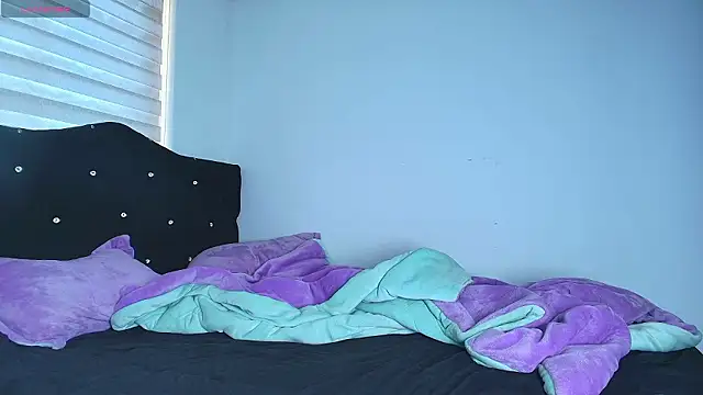 Snapshot of alys_love chatting on February 18, 2026, 4:36 pm alys love online show from February 18, 2026, 4:36 pm