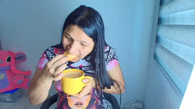 Snapshot of alys_love chatting on July 14, 2026, 4:35 pm alys love online show from July 14, 2026, 4:35 pm