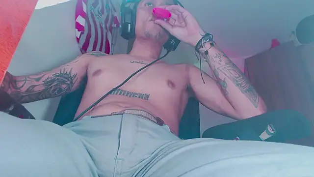 Snapshot of theskateboy chatting on February 25, 2026, 4:12 am theskateboy online show from February 25, 2026, 4:12 am