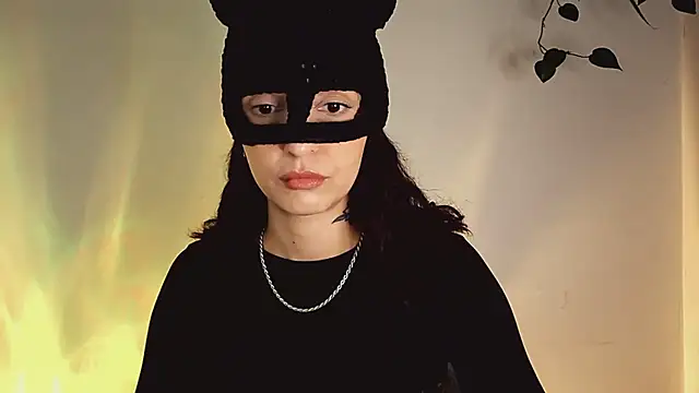 Snapshot of Onirica_L chatting on July 12, 2026, 10:43 pm Onirica L online show from July 12, 2026, 10:43 pm