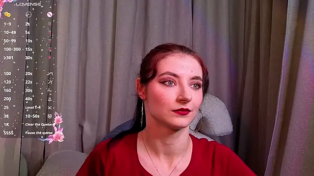 Snapshot of NicoleLuxe chatting on April 1, 2026, 5:43 pm NicoleLuxe online show from April 1, 2026, 5:43 pm