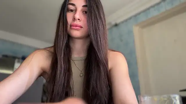 LiluMartiznir online show from June 10, 2026, 6:47 am