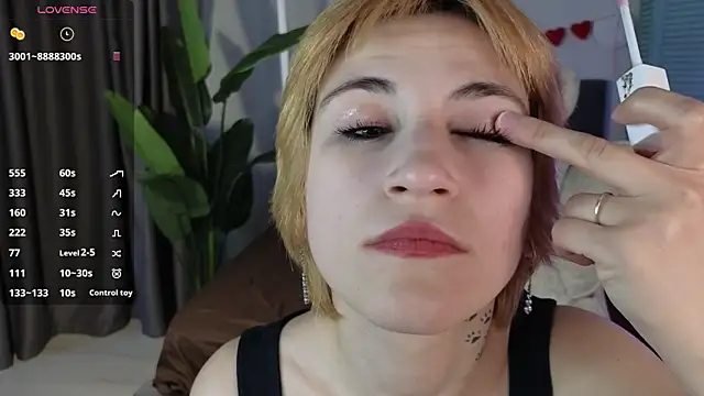 Snapshot of AutumnWhisper chatting on April 15, 2026, 4:00 pm AutumnWhisper online show from April 15, 2026, 4:00 pm