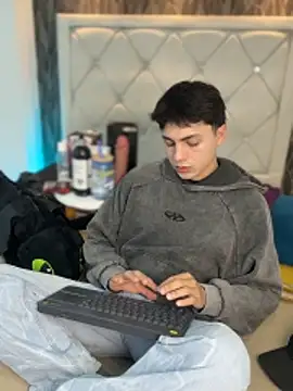 Samu Hott online show from April 8, 2026, 8:21 pm