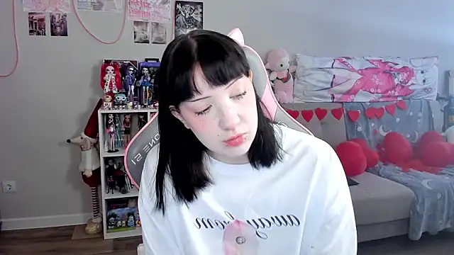 Snapshot of MollysLand chatting on February 19, 2026, 8:11 am MollysLand online show from February 19, 2026, 8:11 am