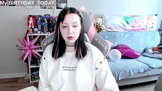 Snapshot of MollysLand chatting on June 26, 2026, 7:47 am MollysLand online show from June 26, 2026, 7:47 am