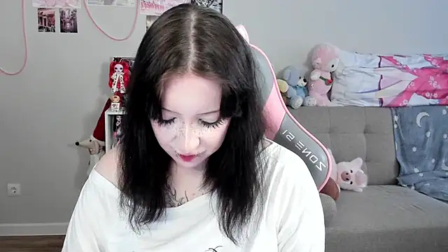 MollysLand online show from April 13, 2026, 9:35 am