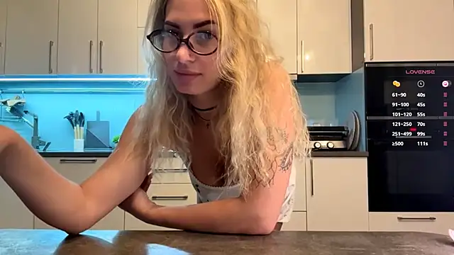 Snapshot of SoftnessMila chatting on April 25, 2026, 4:48 pm SoftnessMila online show from April 25, 2026, 4:48 pm