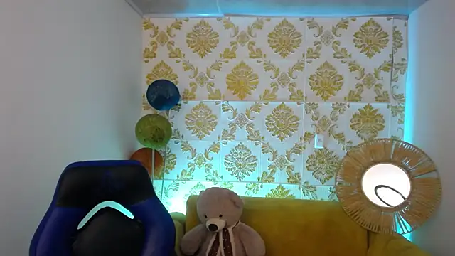 ALISS M  online show from April 8, 2026, 7:48 pm