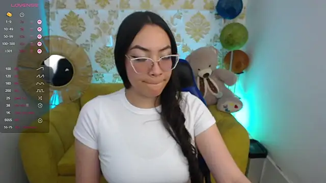 ALISS M  online show from April 9, 2026, 8:04 pm