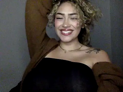 Snapshot of Maddy_Beluci chatting on March 5, 2026, 5:04 am Maddy Beluci online show from March 5, 2026, 5:04 am