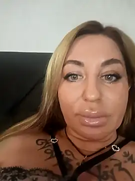 MiaMooly online show from December 3, 2025, 4:28 pm