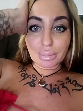 MiaMooly online show from November 15, 2025, 4:11 pm