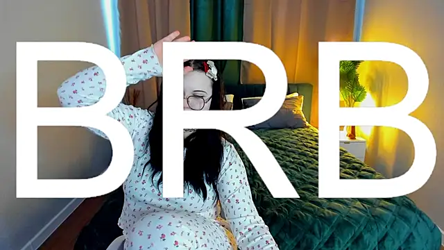 Snapshot of Kira_G0ld chatting on March 8, 2026, 2:04 am Kira G0ld online show from March 8, 2026, 2:04 am