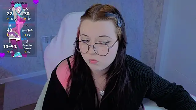 Snapshot of Kira_G0ld chatting on July 9, 2026, 5:12 pm Kira G0ld online show from July 9, 2026, 5:12 pm