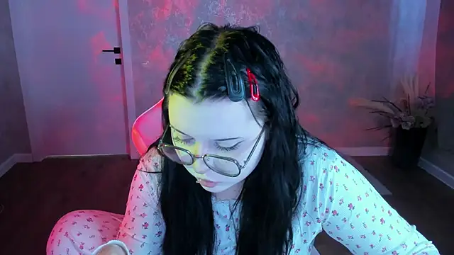 Snapshot of Kira_G0ld chatting on April 6, 2026, 1:12 am Kira G0ld online show from April 6, 2026, 1:12 am