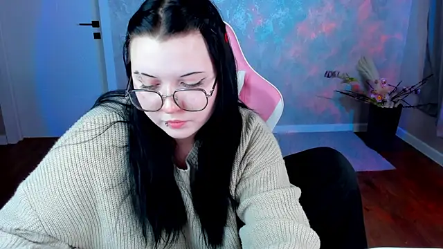 Snapshot of Kira_G0ld chatting on April 13, 2026, 9:24 am Kira G0ld online show from April 13, 2026, 9:24 am