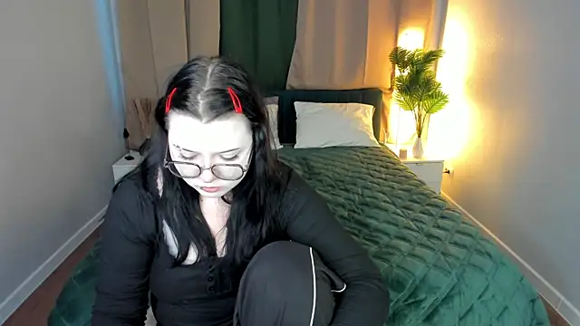 Snapshot of Kira_G0ld chatting on March 13, 2026, 1:10 am Kira G0ld online show from March 13, 2026, 1:10 am