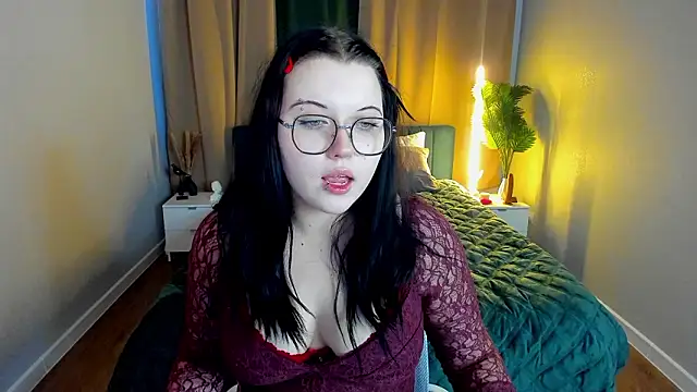 Snapshot of Kira_G0ld chatting on March 5, 2026, 1:02 am Kira G0ld online show from March 5, 2026, 1:02 am