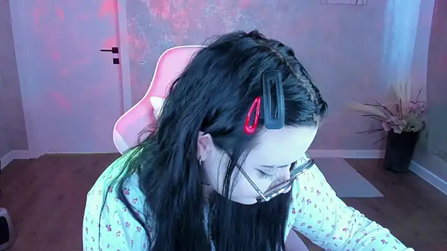 Snapshot of Kira_G0ld chatting on April 6, 2026, 4:46 am Kira G0ld online show from April 6, 2026, 4:46 am