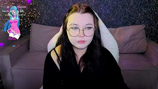 Snapshot of Kira_G0ld chatting on July 12, 2026, 5:03 pm Kira G0ld online show from July 12, 2026, 5:03 pm