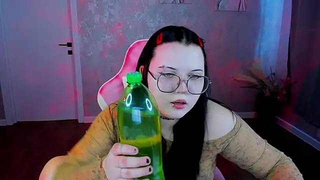 Snapshot of Kira_G0ld chatting on April 3, 2026, 9:05 am Kira G0ld online show from April 3, 2026, 9:05 am