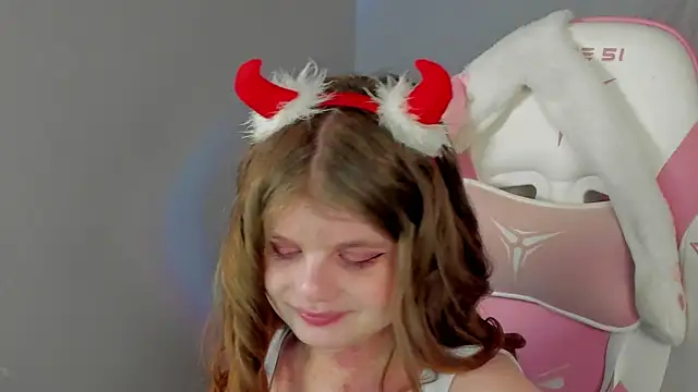 ChloeHalses online show from May 17, 2026, 5:02 pm