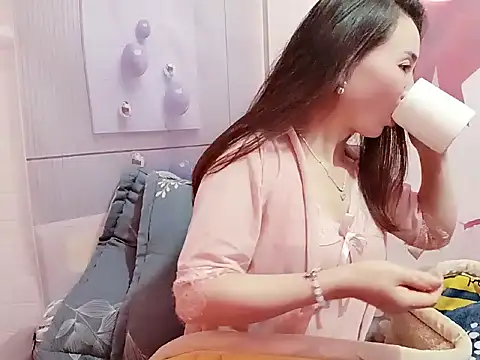 Snapshot of Hello-Kitty001 chatting on February 11, 2026, 7:30 am Hello-Kitty001 online show from February 11, 2026, 7:30 am