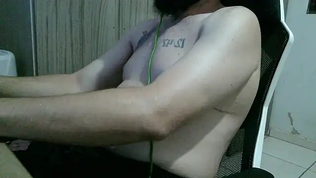 Snapshot of Redlovecouple chatting on February 11, 2026, 9:47 pm Redlovecouple online show from February 11, 2026, 9:47 pm