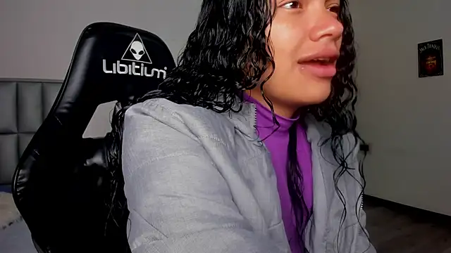 Snapshot of Julieta_Parker chatting on April 18, 2026, 4:15 am Julieta Parker online show from April 18, 2026, 4:15 am