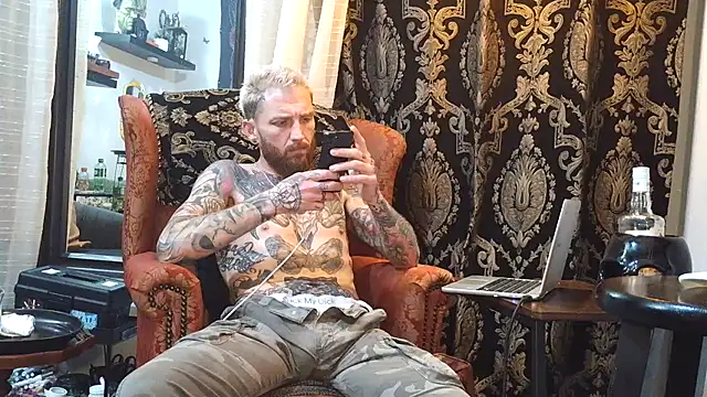 Snapshot of F_D_R_ chatting on April 12, 2026, 5:44 am F D R online show from April 12, 2026, 5:44 am