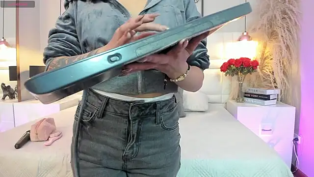 RaquelHyde  online show from May 13, 2026, 8:16 pm