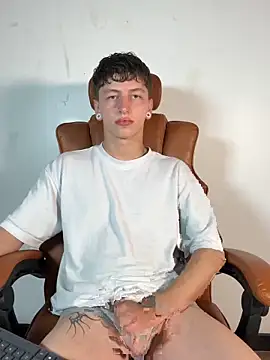 ARON LUXX online show from March 19, 2026, 11:27 pm