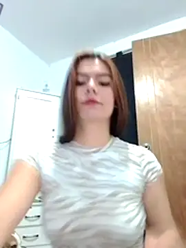 Snapshot of EmiNavarro chatting on July 4, 2026, 11:09 pm EmiNavarro online show from July 4, 2026, 11:09 pm