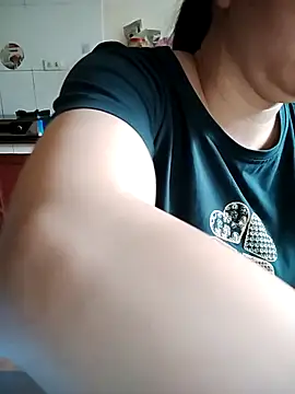 Snapshot of LiilyZi chatting on April 6, 2026, 1:45 am LiilyZi online show from April 6, 2026, 1:45 am