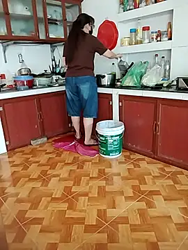 Snapshot of LiilyZi chatting on April 13, 2026, 3:54 am LiilyZi online show from April 13, 2026, 3:54 am