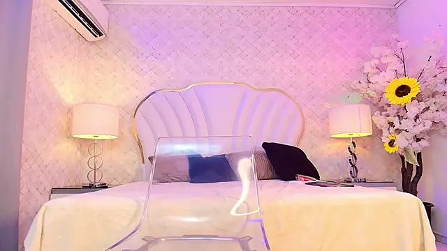 YazminJenner online show from July 7, 2026, 6:47 am