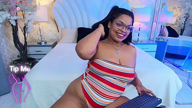 Snapshot of YazminJenner chatting on April 28, 2026, 4:50 am YazminJenner online show from April 28, 2026, 4:50 am