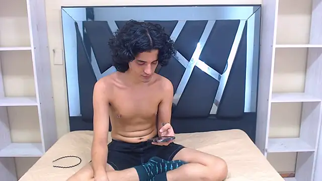 Snapshot of SamiSaturno chatting on February 6, 2026, 7:32 pm SamiSaturno online show from February 6, 2026, 7:32 pm