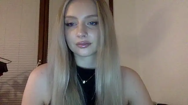 Snapshot of MayaWetDream chatting on March 9, 2026, 8:56 pm MayaWetDream online show from March 9, 2026, 8:56 pm