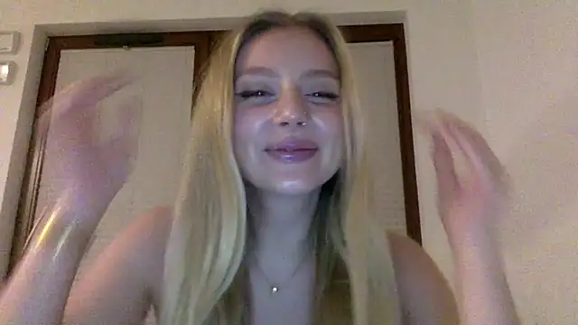 Snapshot of MayaWetDream chatting on March 4, 2026, 9:11 pm MayaWetDream online show from March 4, 2026, 9:11 pm