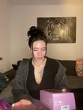 zoeelovee online show from February 9, 2026, 6:28 pm