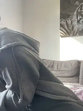 zoeelovee online show from February 18, 2026, 12:45 pm