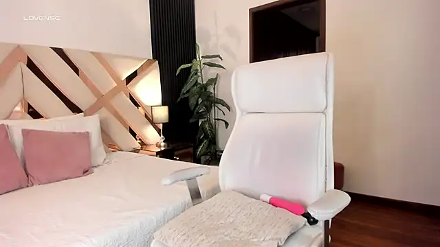 missthailand  online show from April 14, 2026, 10:26 pm