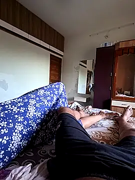 manish 8826 online show from April 14, 2026, 1:21 am