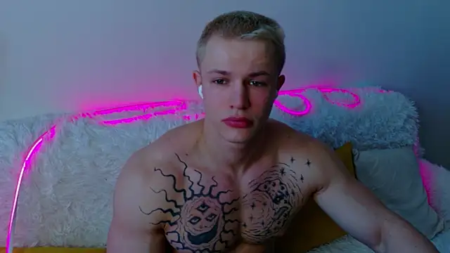 Snapshot of SterlingNoir chatting on February 7, 2026, 11:07 am SterlingNoir online show from February 7, 2026, 11:07 am