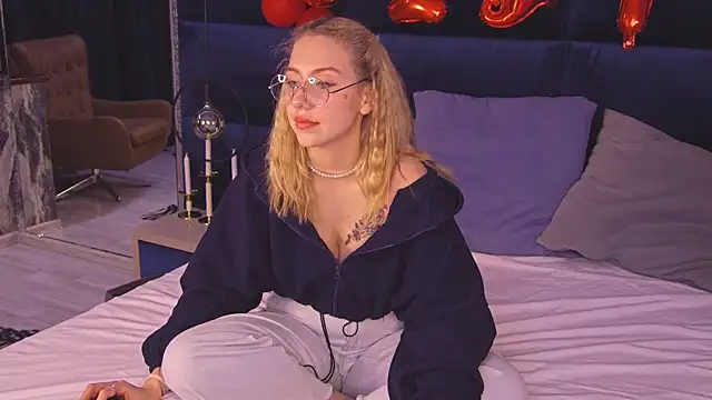 Snapshot of LovelyMiley chatting on February 14, 2026, 1:33 pm LovelyMiley online show from February 14, 2026, 1:33 pm