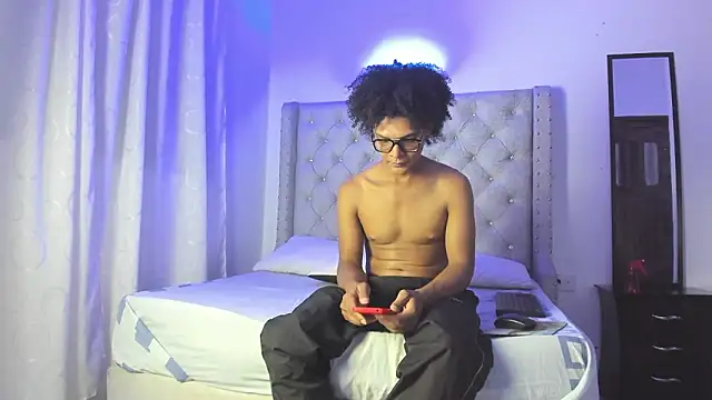 LatinoDark online show from February 15, 2026, 3:18 am