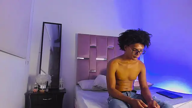 LatinoDark online show from February 27, 2026, 3:29 am