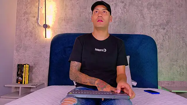 Snapshot of TommyBlue_ chatting on February 25, 2026, 6:52 pm TommyBlue online show from February 25, 2026, 6:52 pm